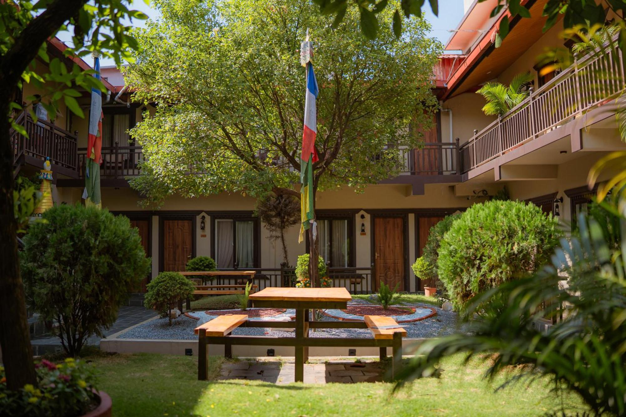 Busy Bee Resort, Pokhara Eksteriør bilde